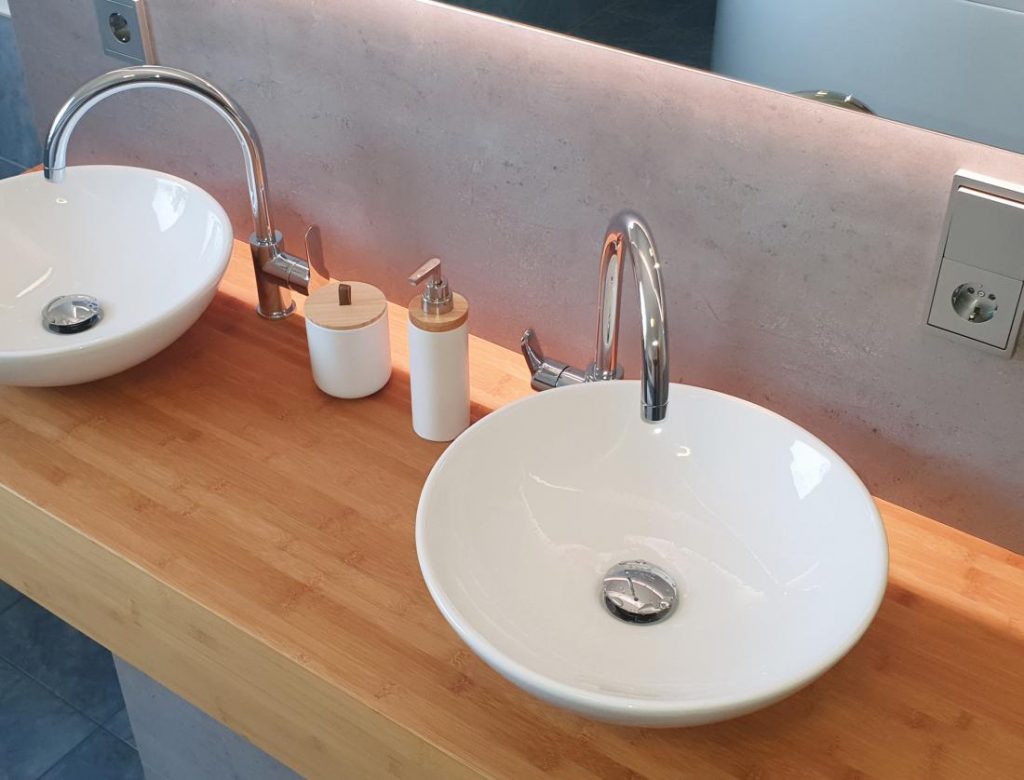 Badezimmer Waschkonsole mit zwei Waschbecken und Bambusholz | Kleinholz Innenausbau - Mark Klein