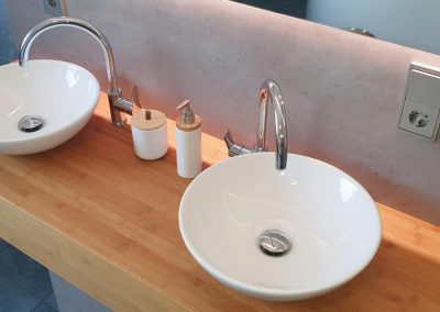 Badezimmer Waschkonsole mit zwei Waschbecken und Bambusholz | Kleinholz Innenausbau - Mark Klein