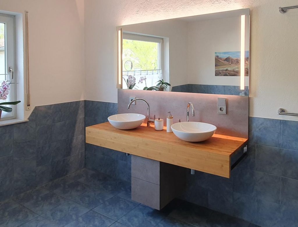 Badezimmer Waschkonsole mit zwei Waschbecken und Bambusholz | Kleinholz Innenausbau - Mark Klein